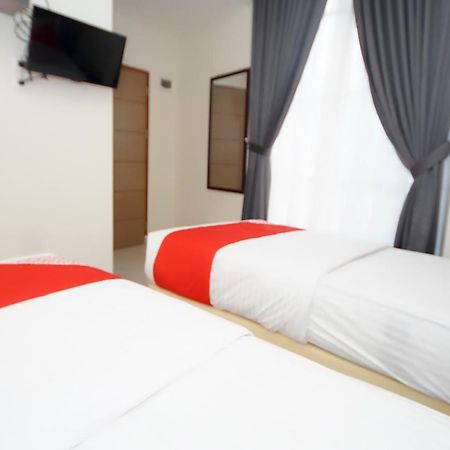 Oyo 251 The Maximus Inn Hotel Palembang Exterior photo