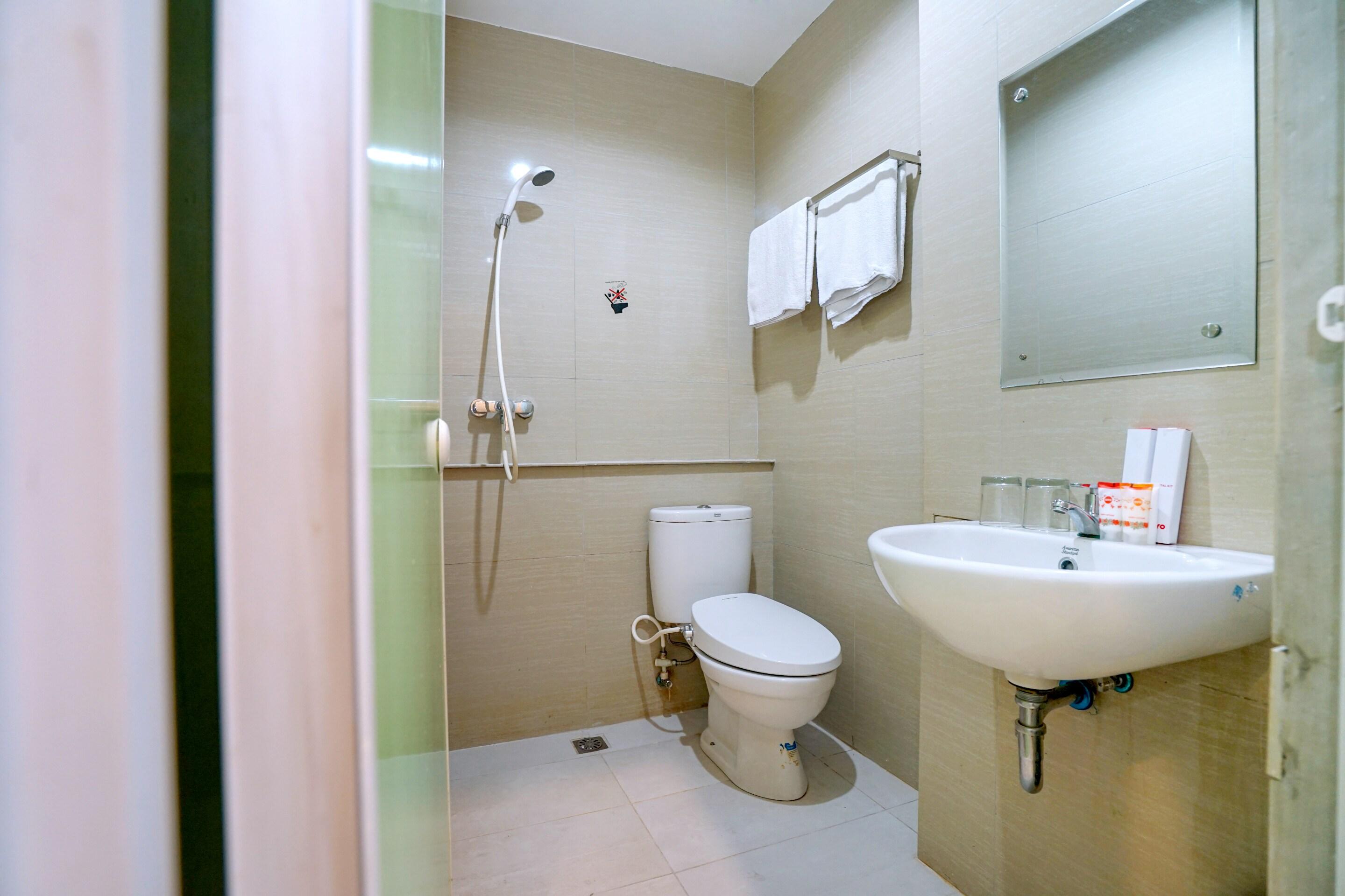 Oyo 251 The Maximus Inn Hotel Palembang Exterior photo