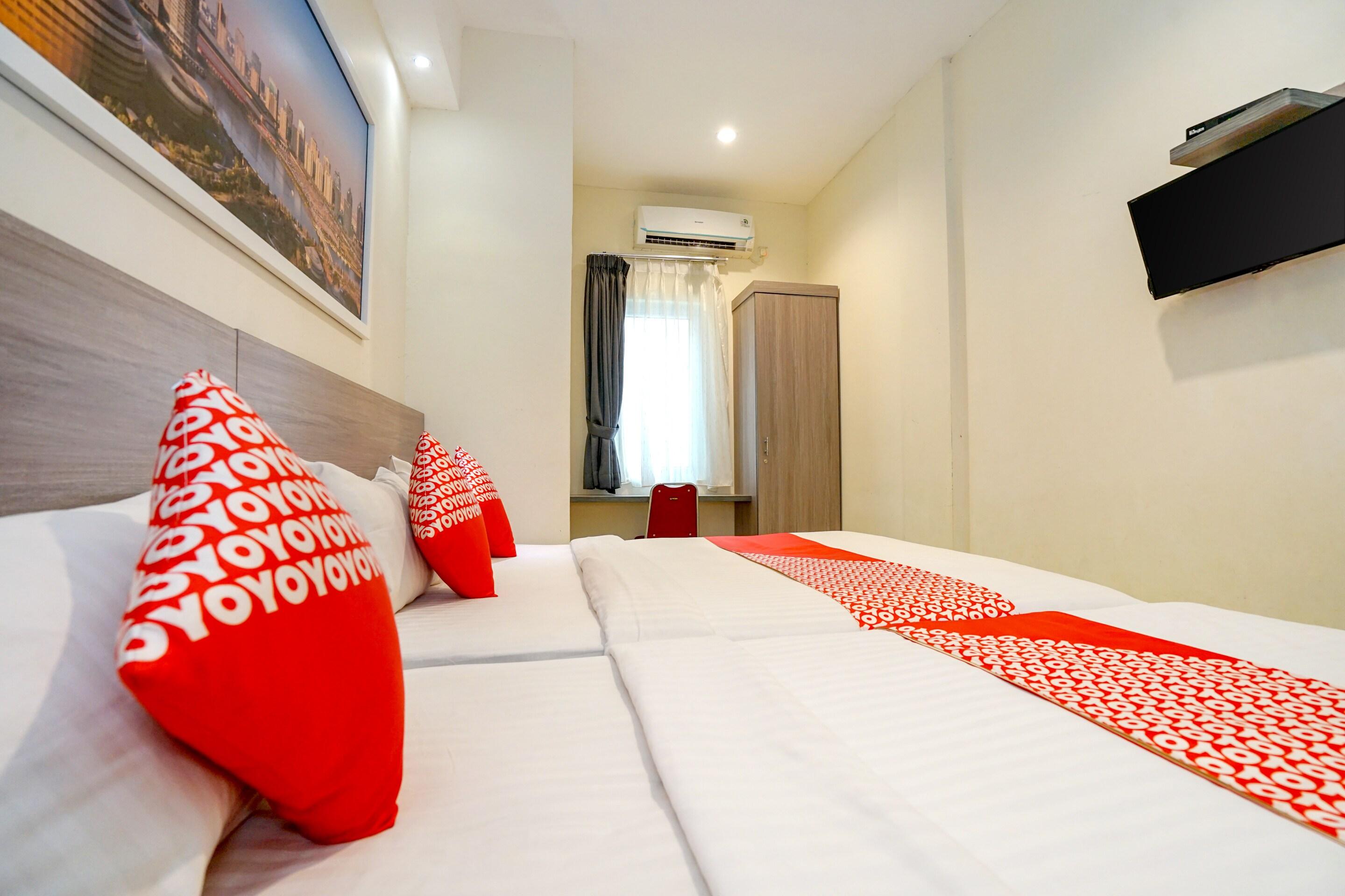 Oyo 251 The Maximus Inn Hotel Palembang Exterior photo