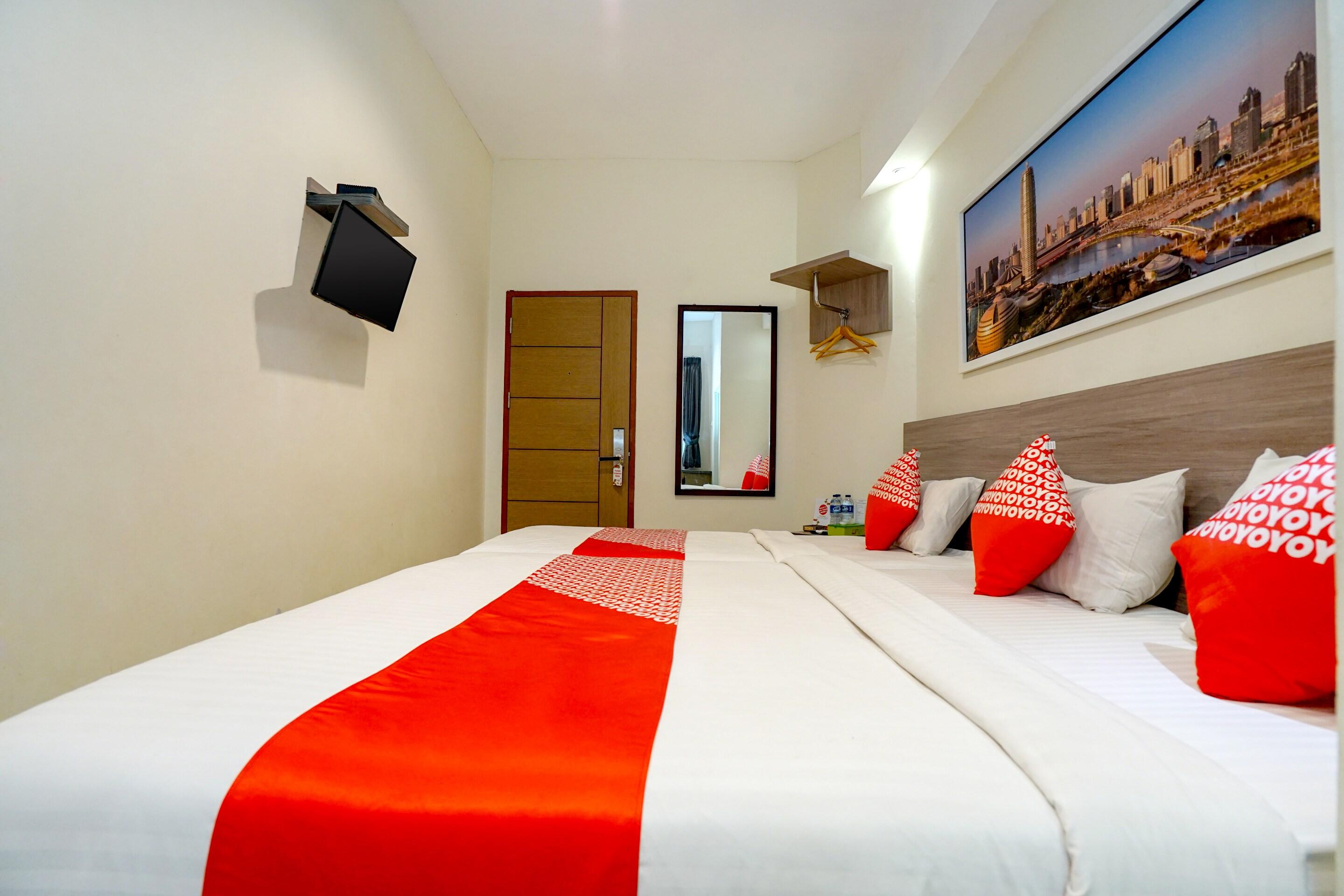Oyo 251 The Maximus Inn Hotel Palembang Exterior photo