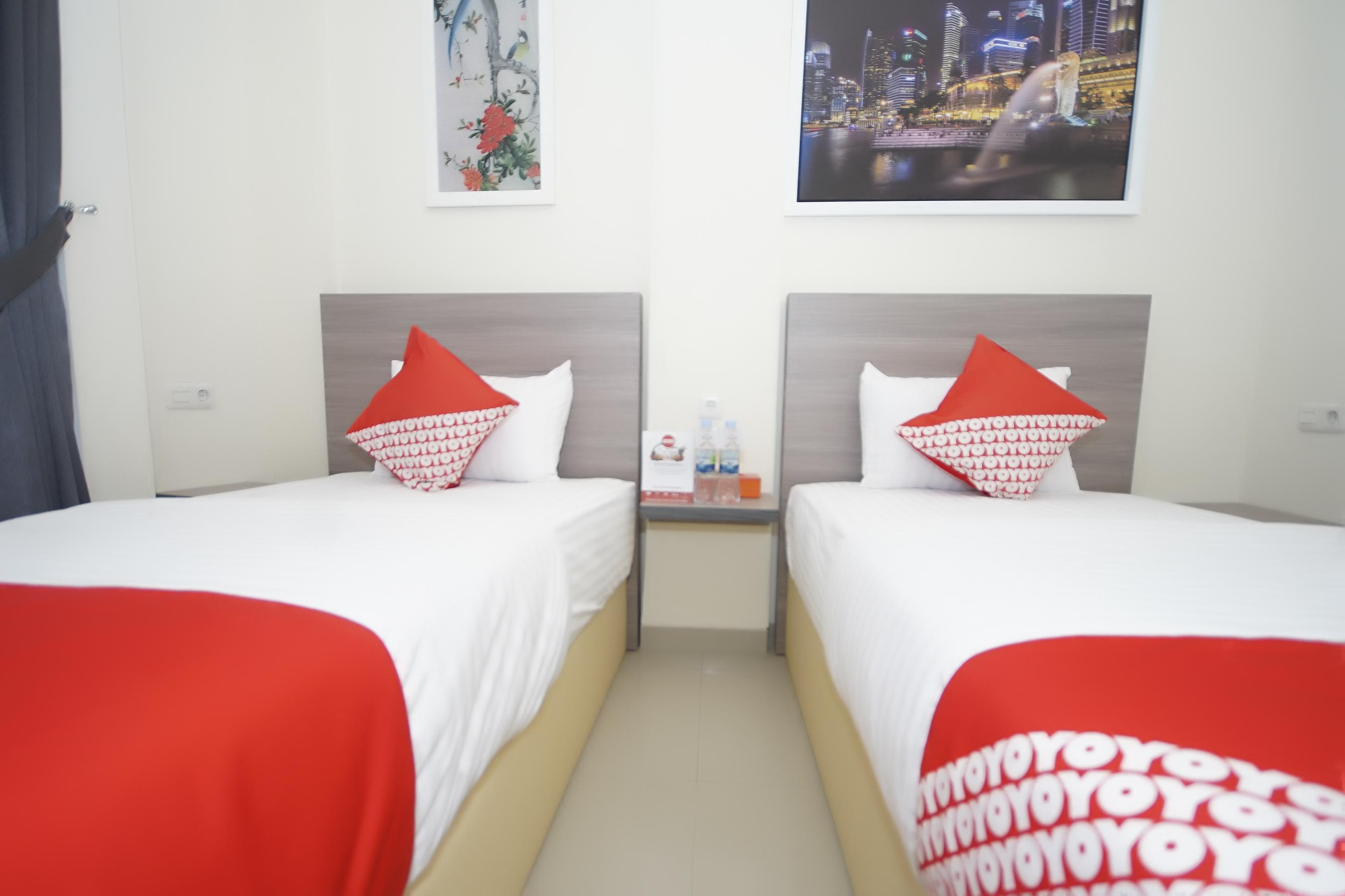 Oyo 251 The Maximus Inn Hotel Palembang Exterior photo
