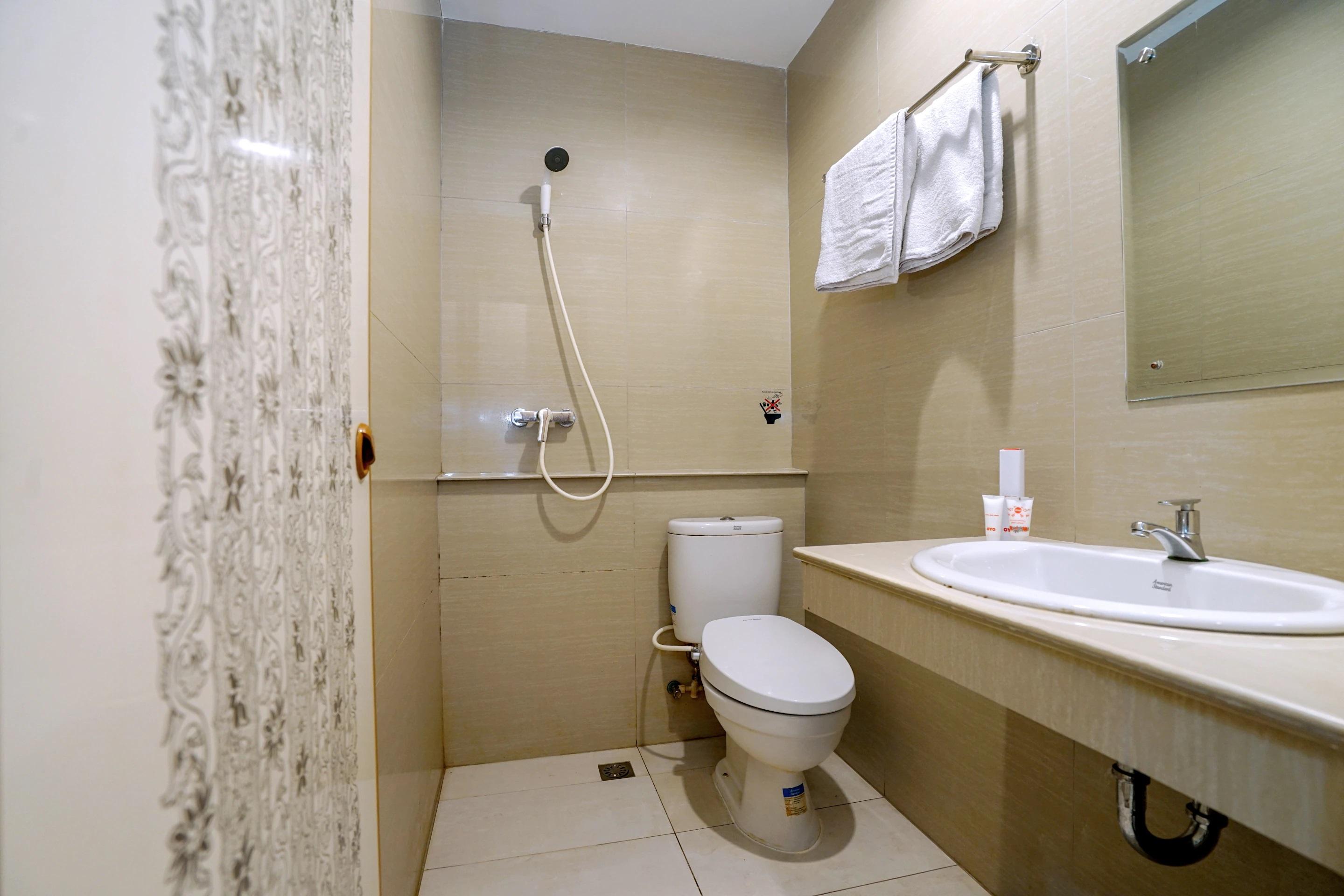 Oyo 251 The Maximus Inn Hotel Palembang Exterior photo