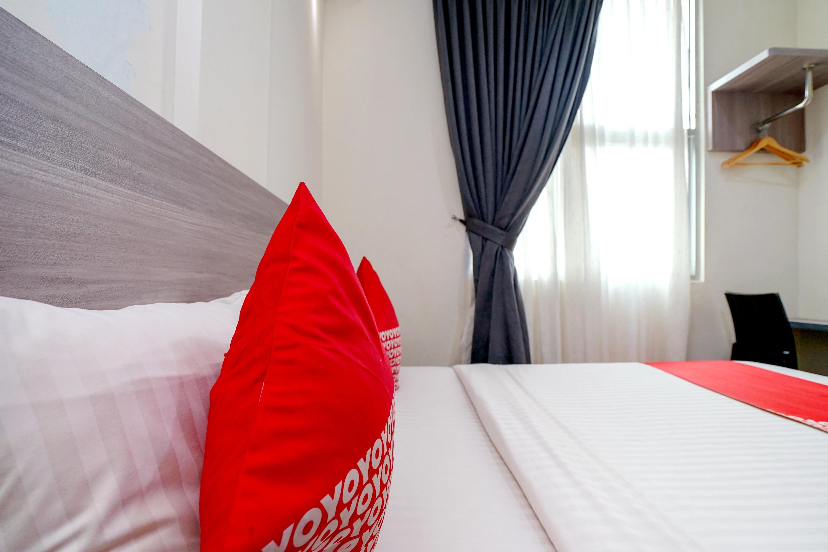 Oyo 251 The Maximus Inn Hotel Palembang Exterior photo