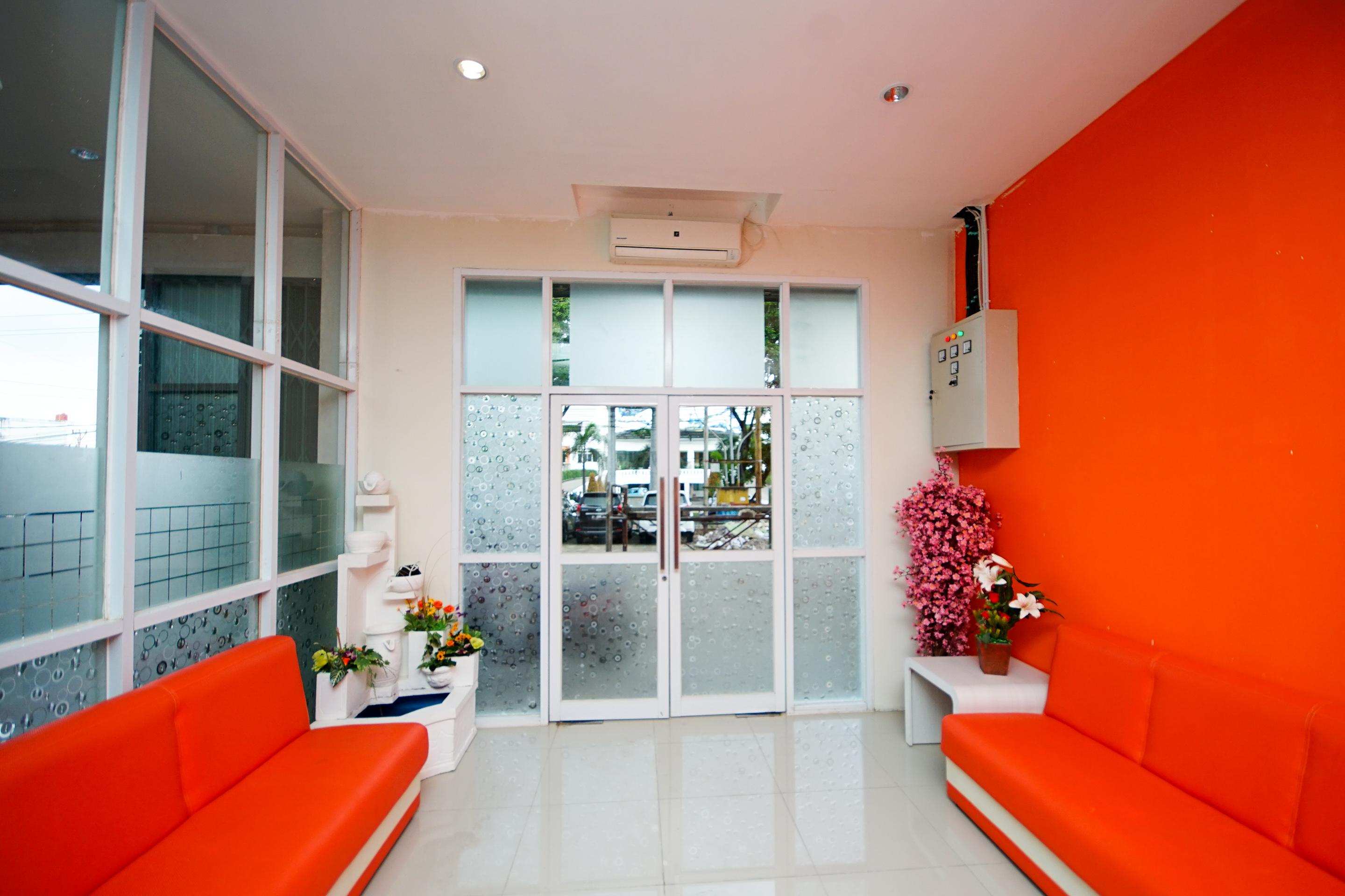 Oyo 251 The Maximus Inn Hotel Palembang Exterior photo