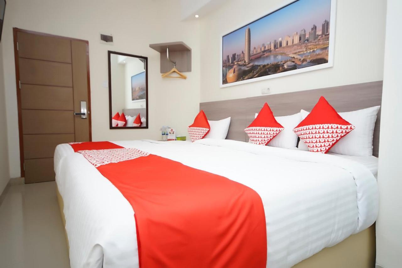 Oyo 251 The Maximus Inn Hotel Palembang Exterior photo