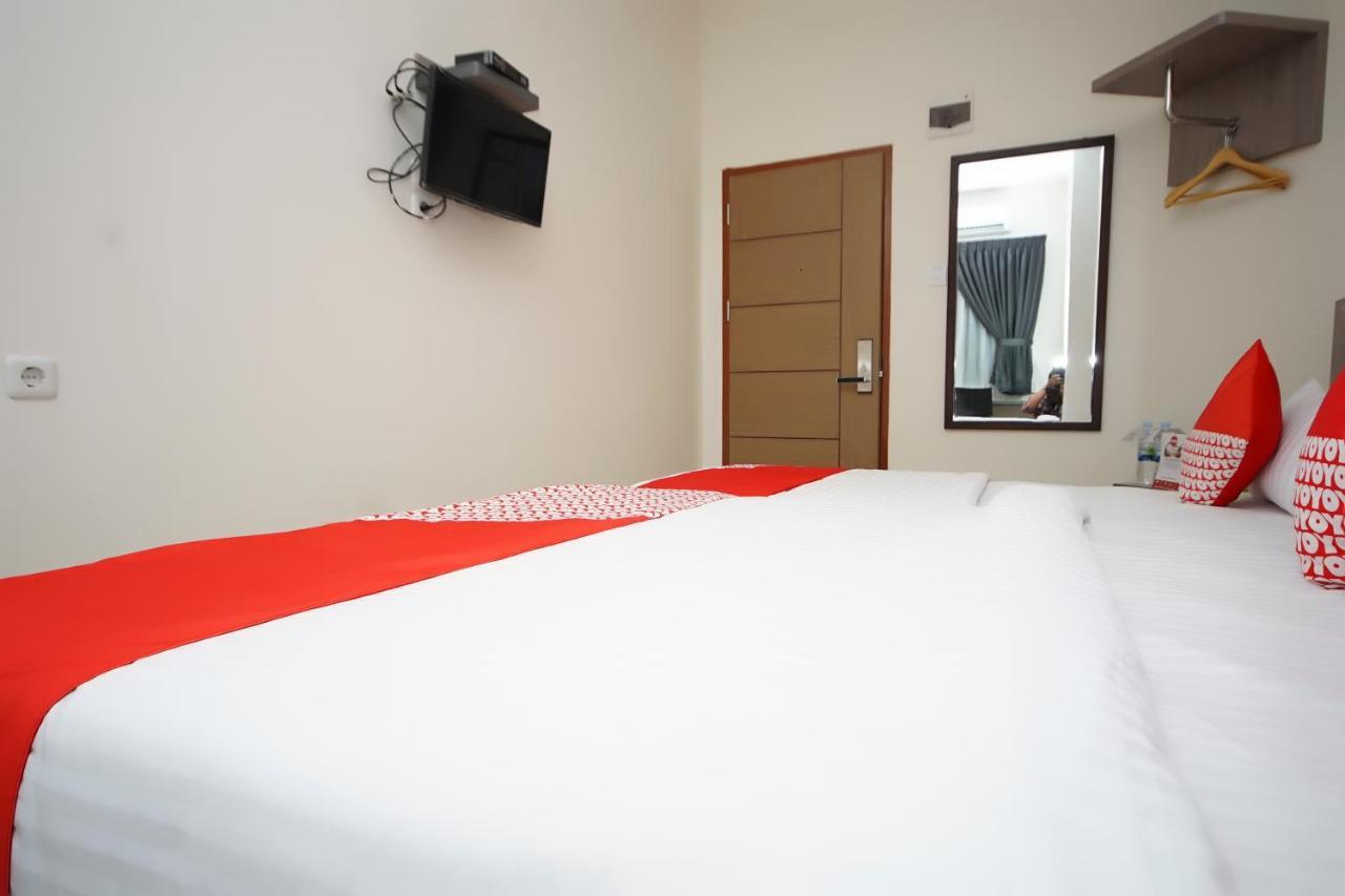 Oyo 251 The Maximus Inn Hotel Palembang Exterior photo