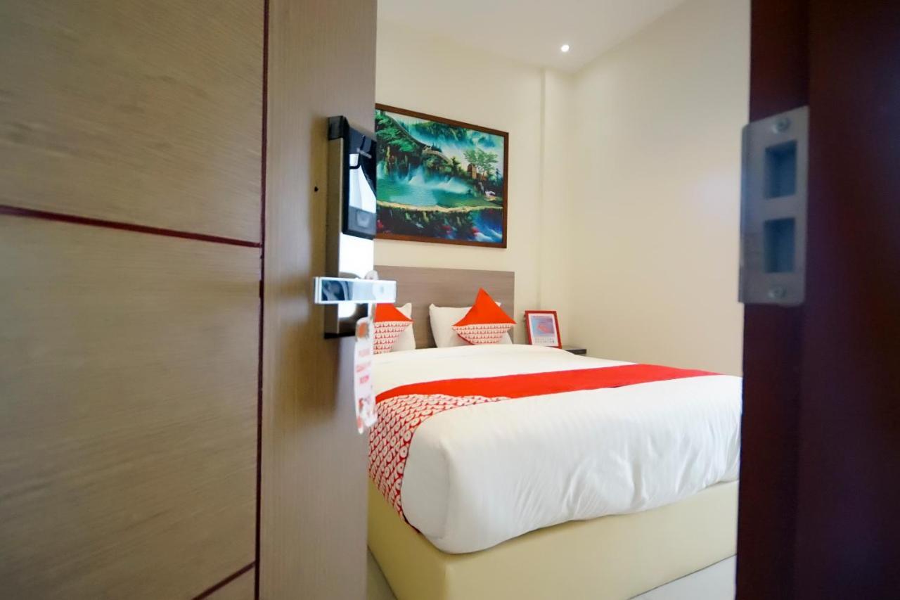 Oyo 251 The Maximus Inn Hotel Palembang Exterior photo