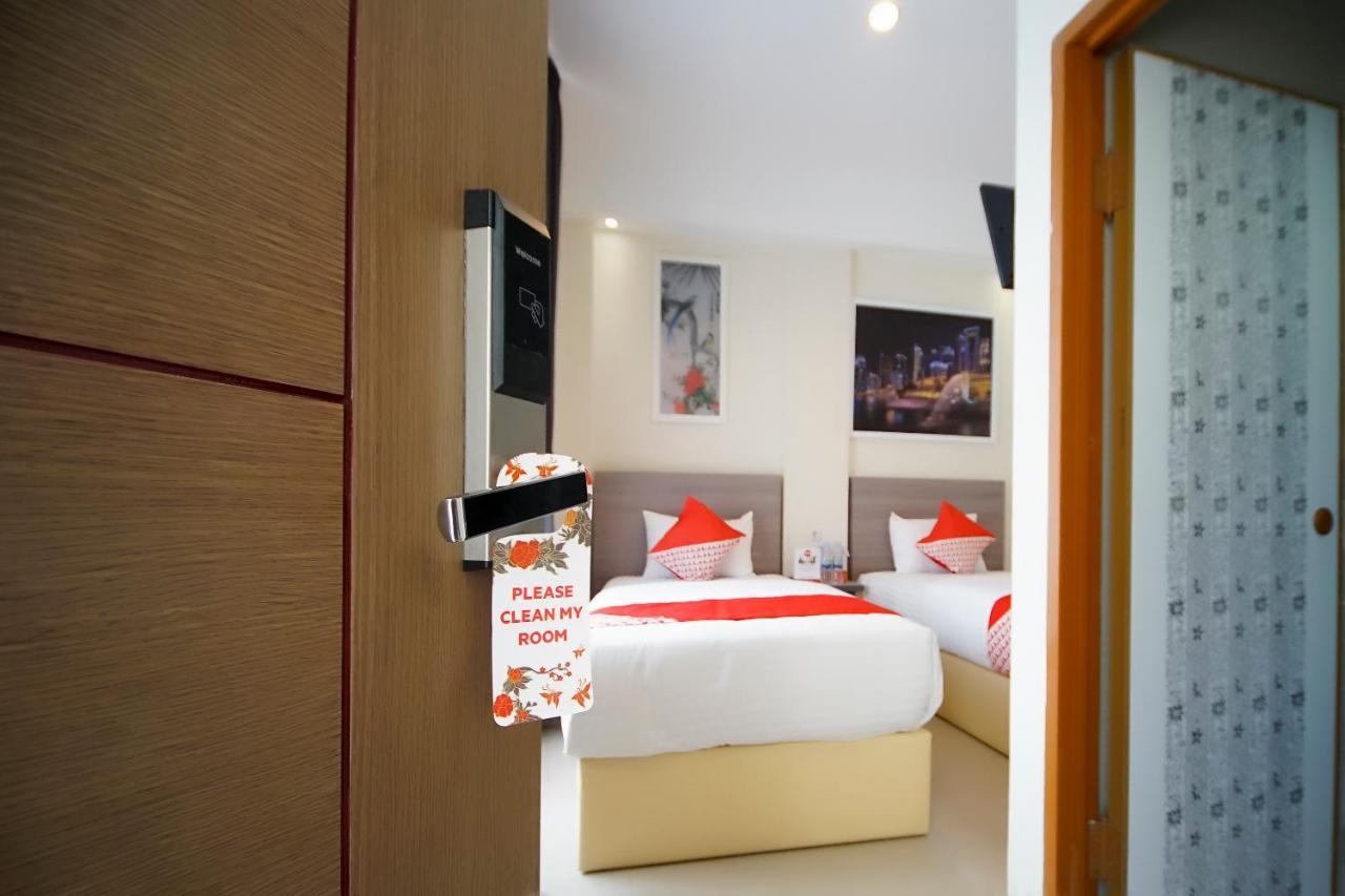 Oyo 251 The Maximus Inn Hotel Palembang Exterior photo