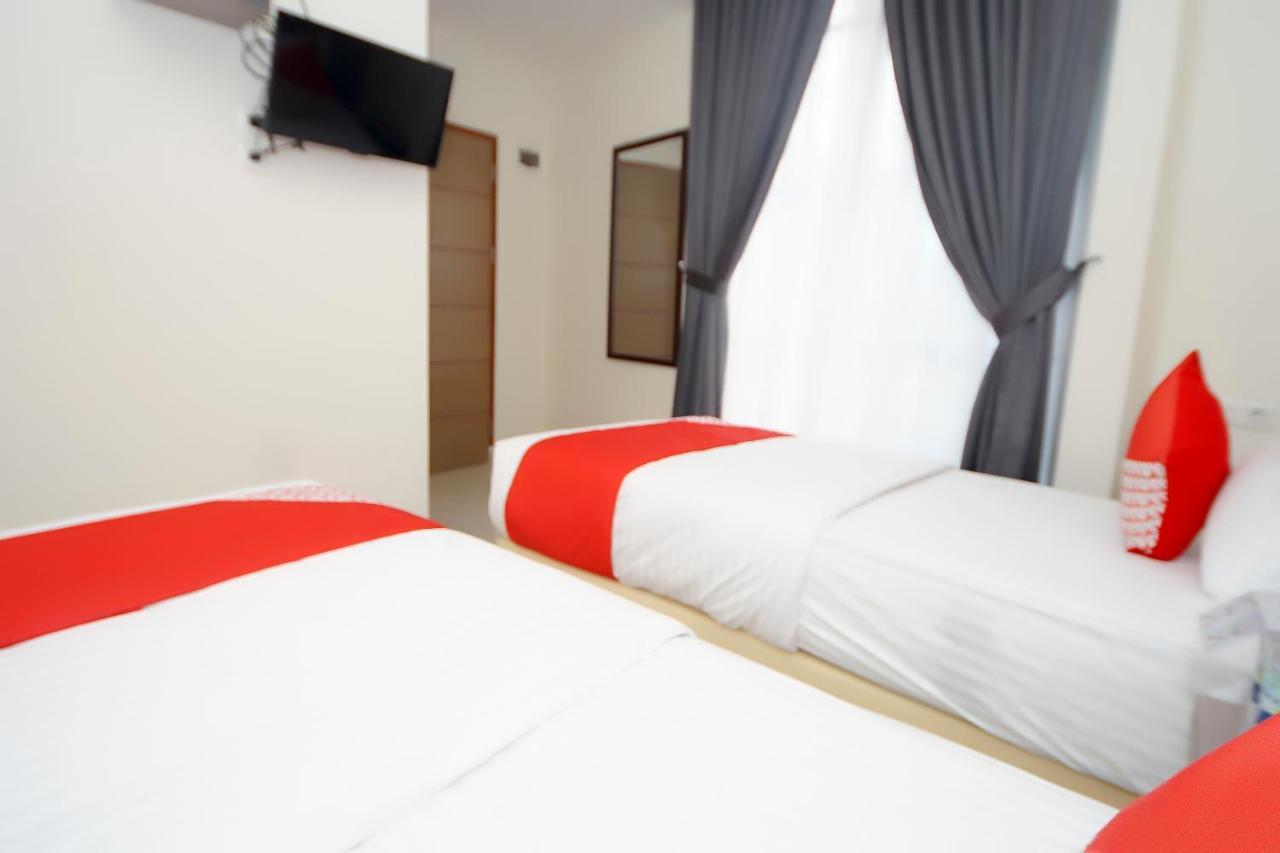Oyo 251 The Maximus Inn Hotel Palembang Exterior photo