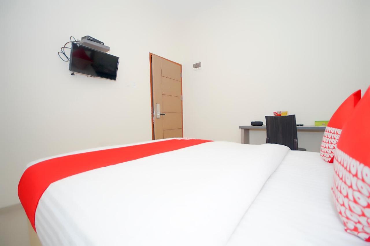 Oyo 251 The Maximus Inn Hotel Palembang Exterior photo